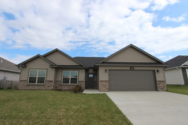 Front - 721 Promenade Dr