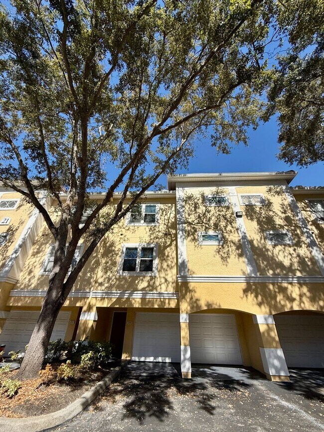 Foto del edificio - Immaculately updated 3/2.5 Three-Story Maitland Condo in Visconti!