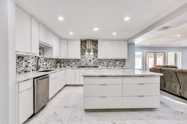 Building Photo - 4 br, 3.5 bath House - 5323 S Braeswood Blvd