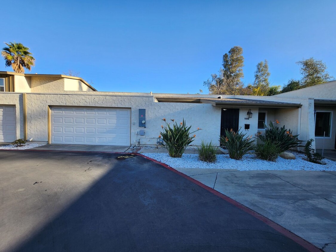 Primary Photo - Lakeside Townhome 3br 2ba, 2Car garage