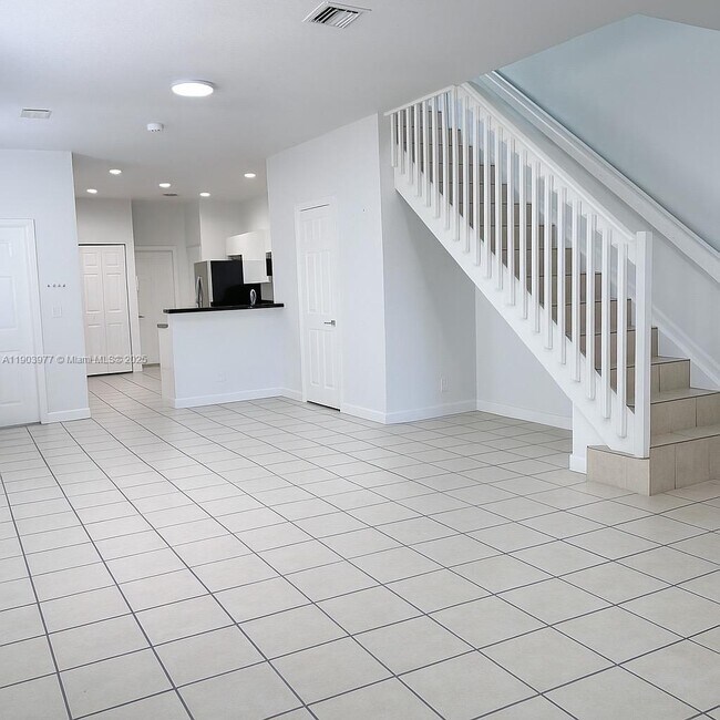 Foto del edificio - 3817 Tree Top Dr