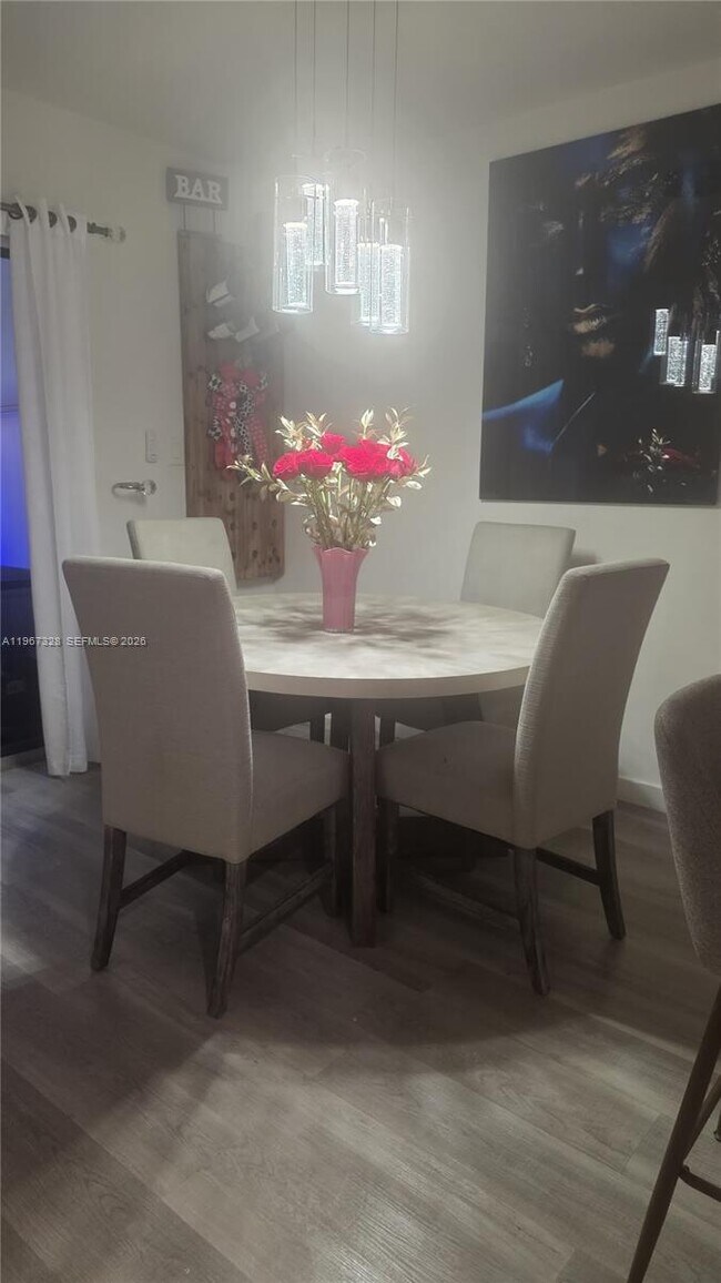 Foto del edificio - 1711 W 58th St