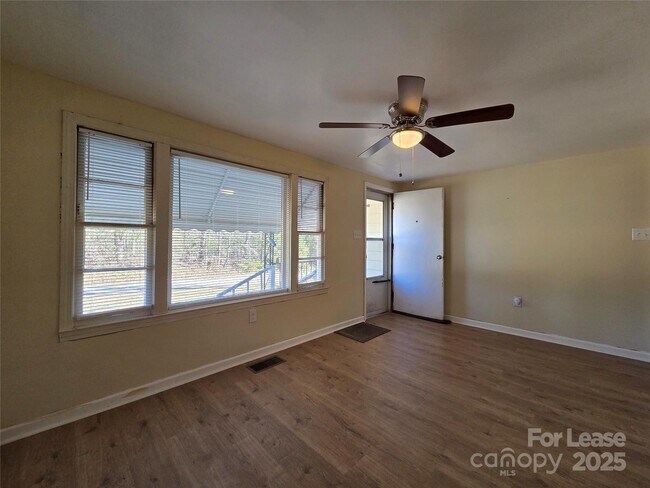 Foto del edificio - 8334 Oak Tree Rd