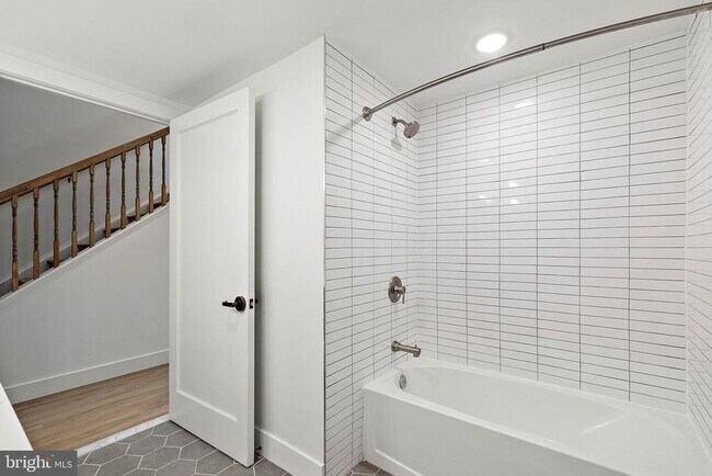 Building Photo - 15 W Girard St