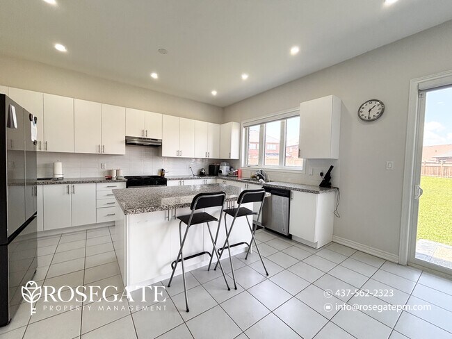 Building Photo - Luxury 4-Bedroom Upper-Level Home with Garage & 5 Parking – Innisfil