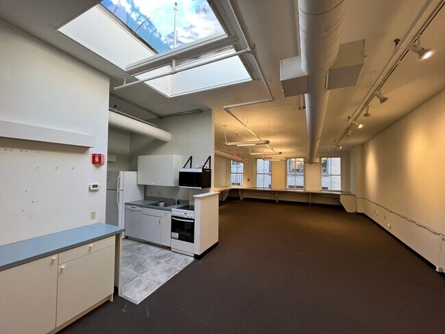 Full Kitchen and Living Space - 33 Kingston St