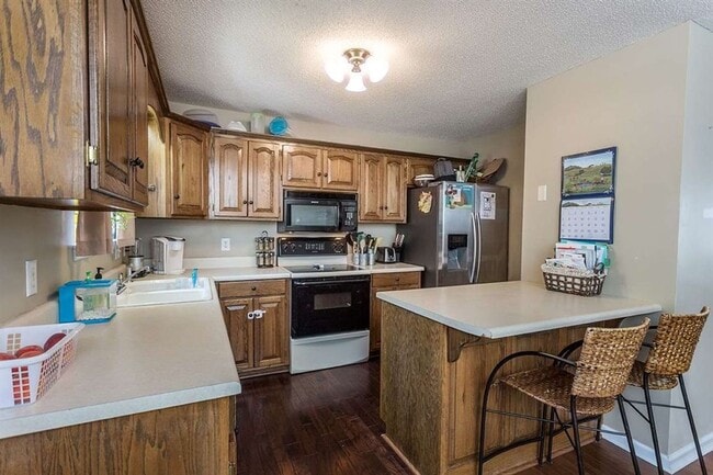 Building Photo - BEAUTIFUL SINGLE FAMILY HOME