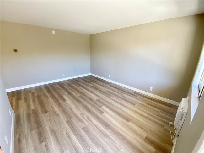 Building Photo - 5853 Greenleaf Ave