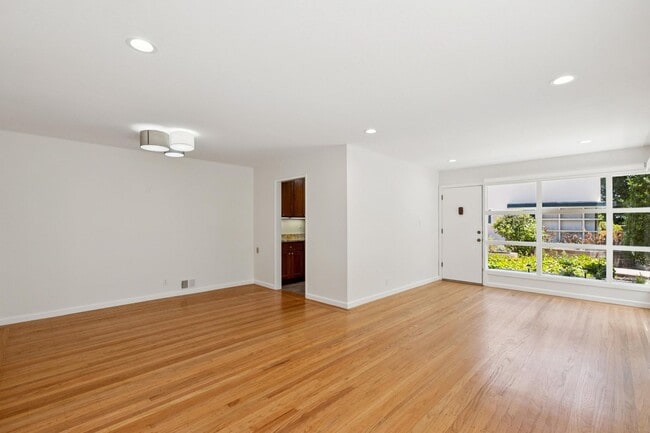 Building Photo - 815 Roble Ave