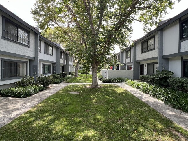 Building Photo - Fantastic 3 Bed 1.5 Bath End Unit Townhome in Orange!