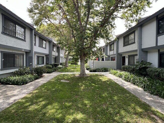 Foto del edificio - Fantastic 3 Bed 1.5 Bath End Unit Townhome in Orange!