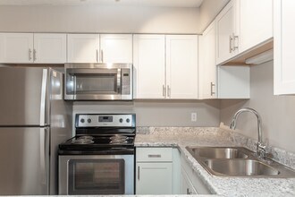 1BR Apollo - Kitchen - Park Avenue by Broadmoor