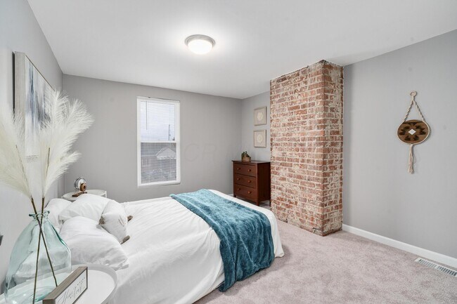 Room 1 - 1408 S Ohio Ave