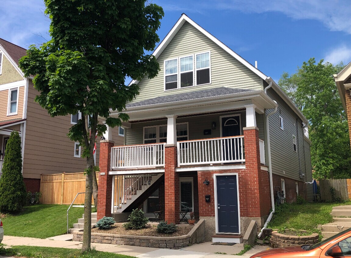 2469 N Dousman St Unit Upper, Milwaukee, WI 53212 Apartments in