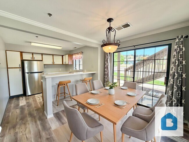 Foto del edificio - Modern Condo with Fireplace, Garage & Community Pool