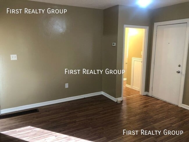 Building Photo - 2 Bedroom, 1 Bath, Single Family Home, Mov...