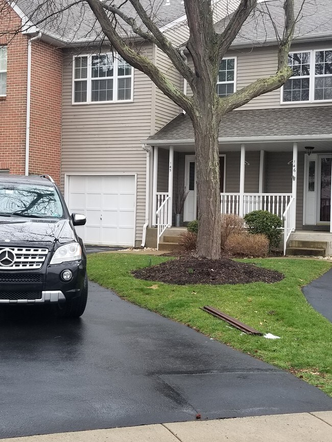 ¡Garaje - 145 Bishops Gate Ln