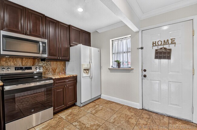 Building Photo - 617 Ixoria Ave