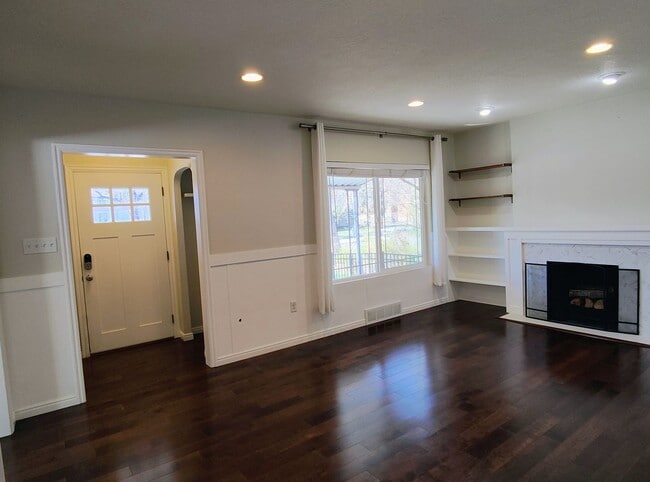 Building Photo - Great 4 Bd 2 Bath Home in Salt Lake Area