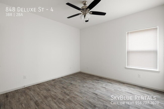 Building Photo - 848 Deluxe St