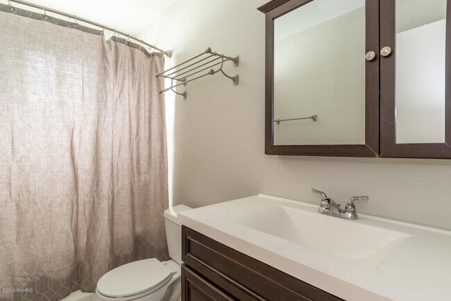 Full Bathroom - 111 MARIGOLD AVE
