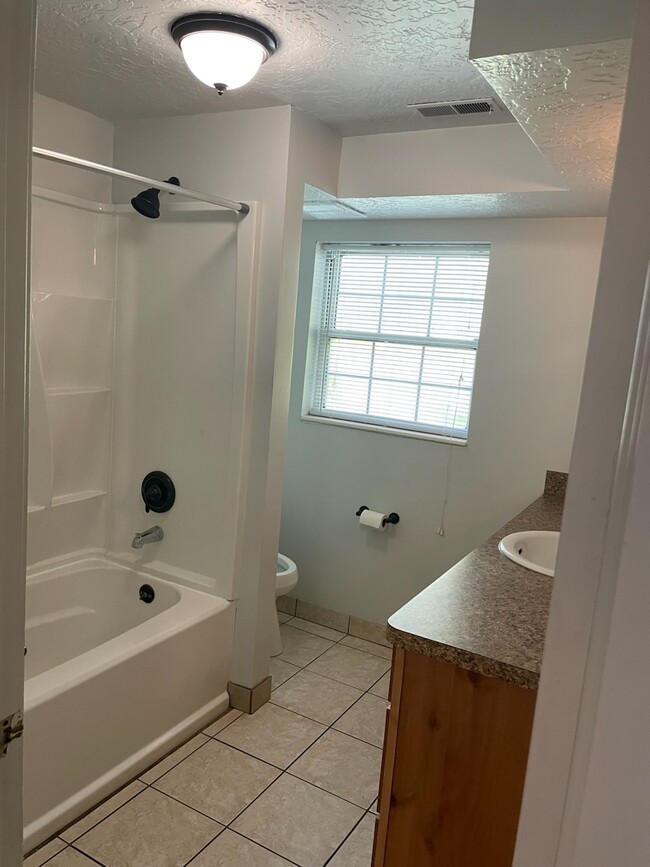 Building Photo - 4045 Hillcrest Cir