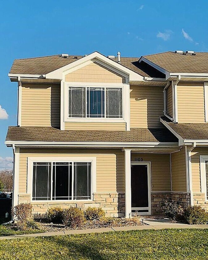 Nice EndUnit Townhouse With a DoubleCar House Rental in Ankeny