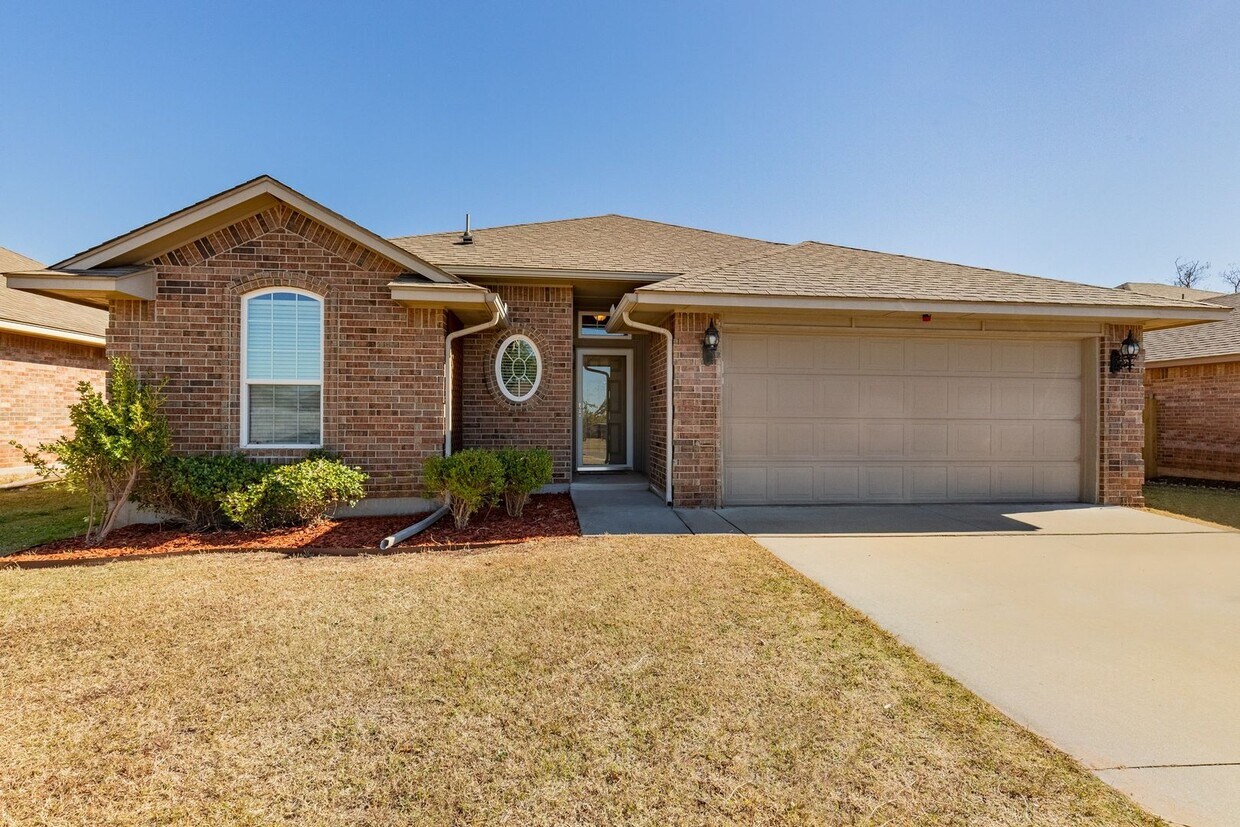 Primary Photo - Welcome to this charming 3-bedroom, 2-bath...