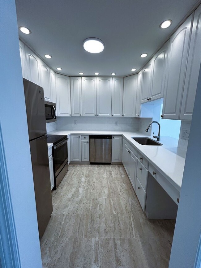 Foto del edificio - Large 1 Bedroom 1.5 Bath Condo - Steps from Fort Lauderdale Beach!