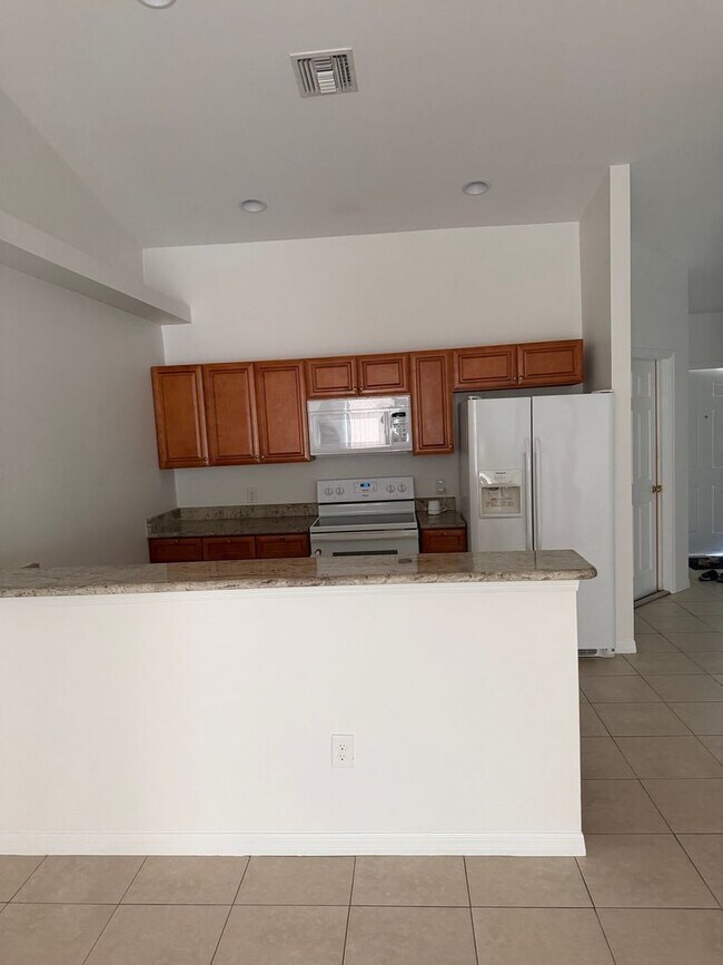 Building Photo - 842 SW 39th Terrace