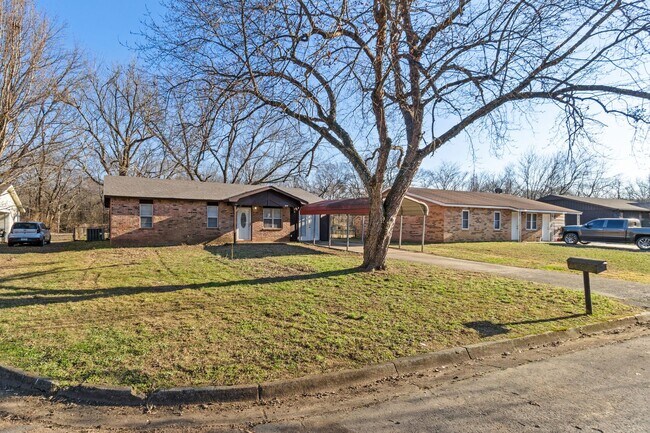 Building Photo - 909 Essex St