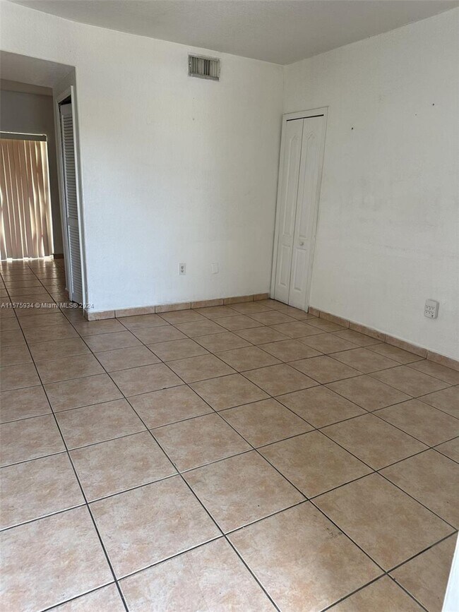 Foto del edificio - 8100 W 28th Ct
