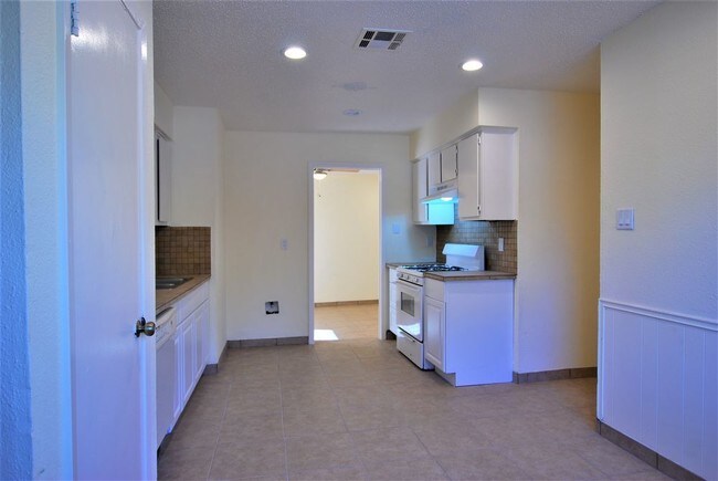 Building Photo - 4/2 Duplex Close to Parmer Lane