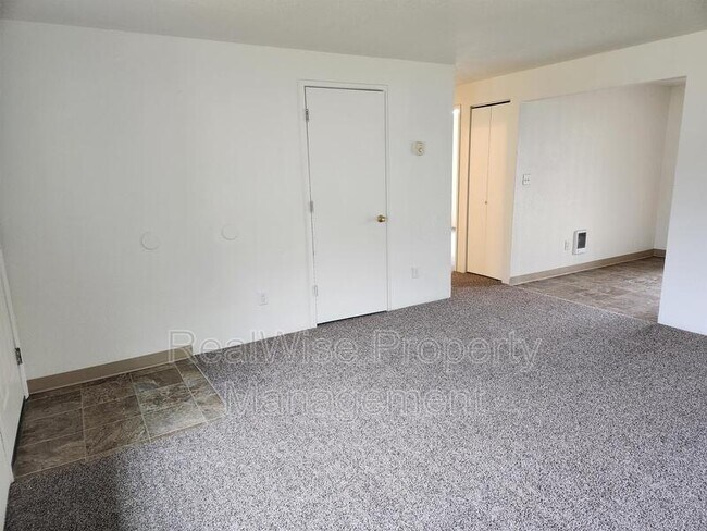 Building Photo - 104 NW Mercy Hills Dr