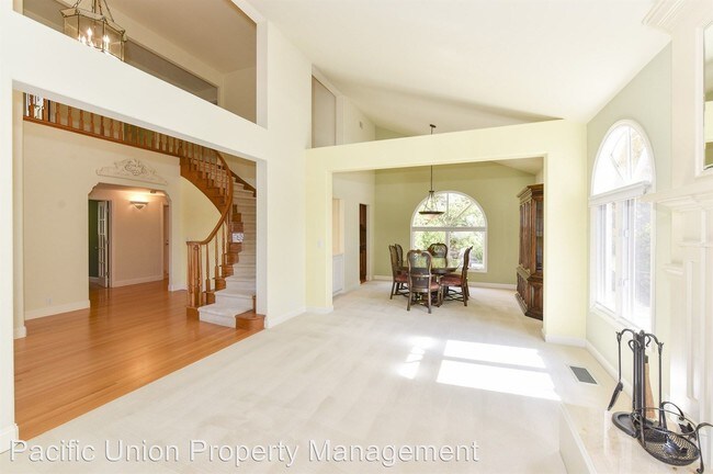 Building Photo - 549 Westgate Dr
