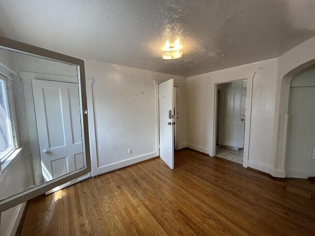Building Photo - 919 Princeton Ave S