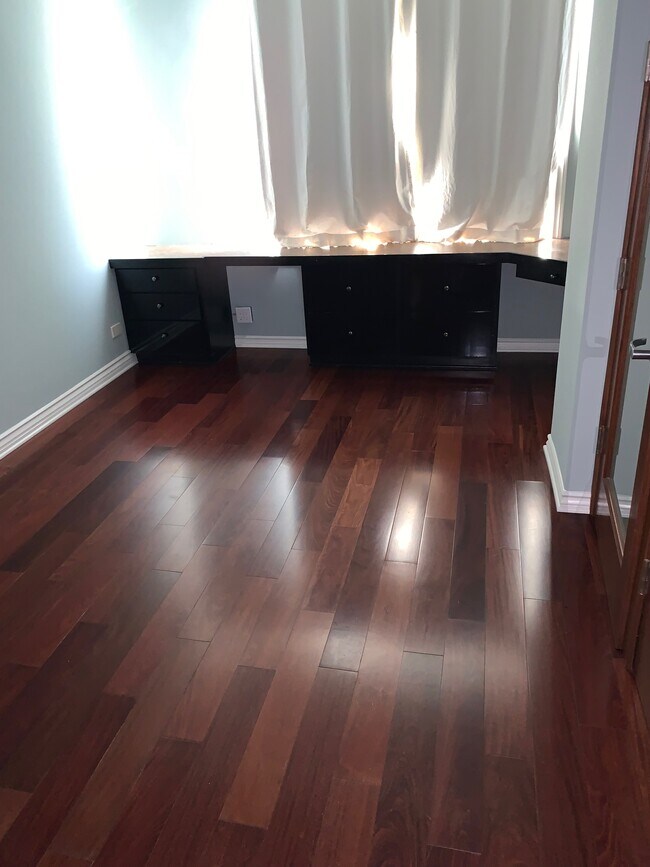 PISOS DE MADERA NOBLE DE MADERA DE CEREZO. - 10501 WILSHIRE Blvd