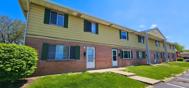 Building Photo - Spacious 2 bedroom/1.5 Bath Townhouse with...