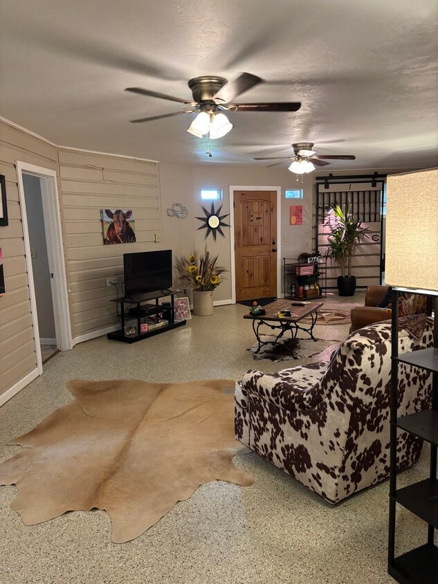 Super cute barn apartment. Stalls have been turned into bedrooms, kitchen and bathrooms. - 5202 E McElroy Rd