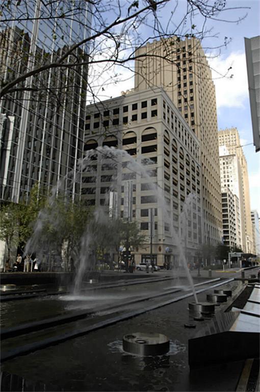 Commerce Towers está situado en el distrito comercial del centro de la ciudad de Houston y a pasos de las empresas Fortune 500, el distrito de teatros, cines, tiendas, restaurantes, parques y tres estadios de deportes profesionales. - Commerce Towers