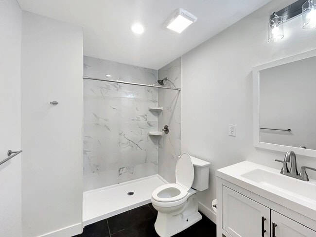 Foto del edificio - Beautiful 3B 2BA Duplex Unit w/ Balcony, W...