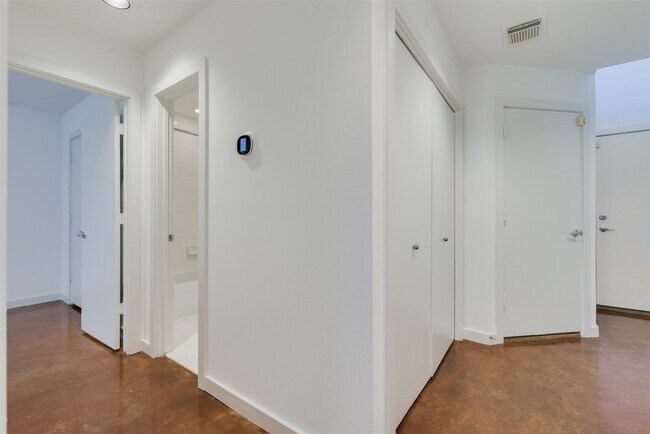 Foto del edificio - 1637 Tuam St