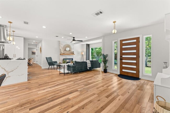 Foto del edificio - 5102 Ravensdale Ln