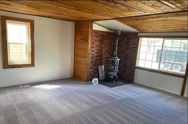 Building Photo - 2 Bedroom 1 Bath with W/D Hook Ups!