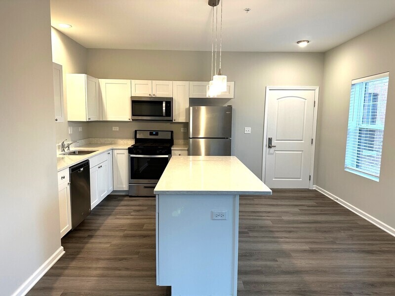 301 N Madison St Unit 3F, Woodstock, IL 60098 Condo for Rent in