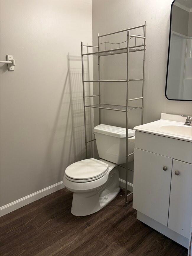 Main bathroom - 3122 Brickdale Ln