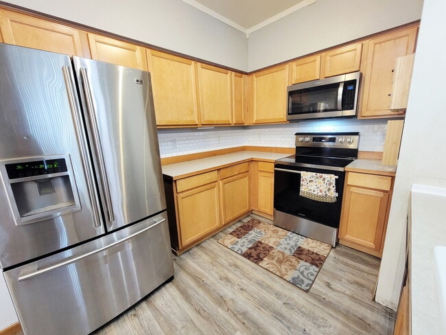 Updated stainless appliances - 10011 186th St E