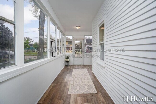 Building Photo - 1468 Jiroch St