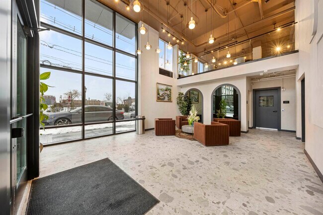 Foto del edificio - 1 Mallory Ave