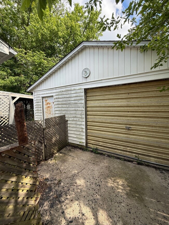 Building Photo - 1845 W Waggoner St